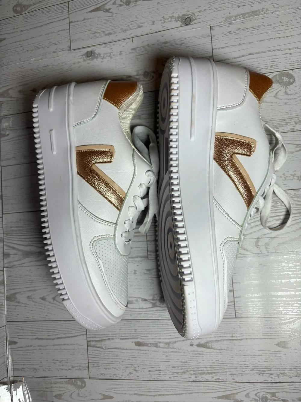 Viva Rose Gold Sneakers size 9 women’s